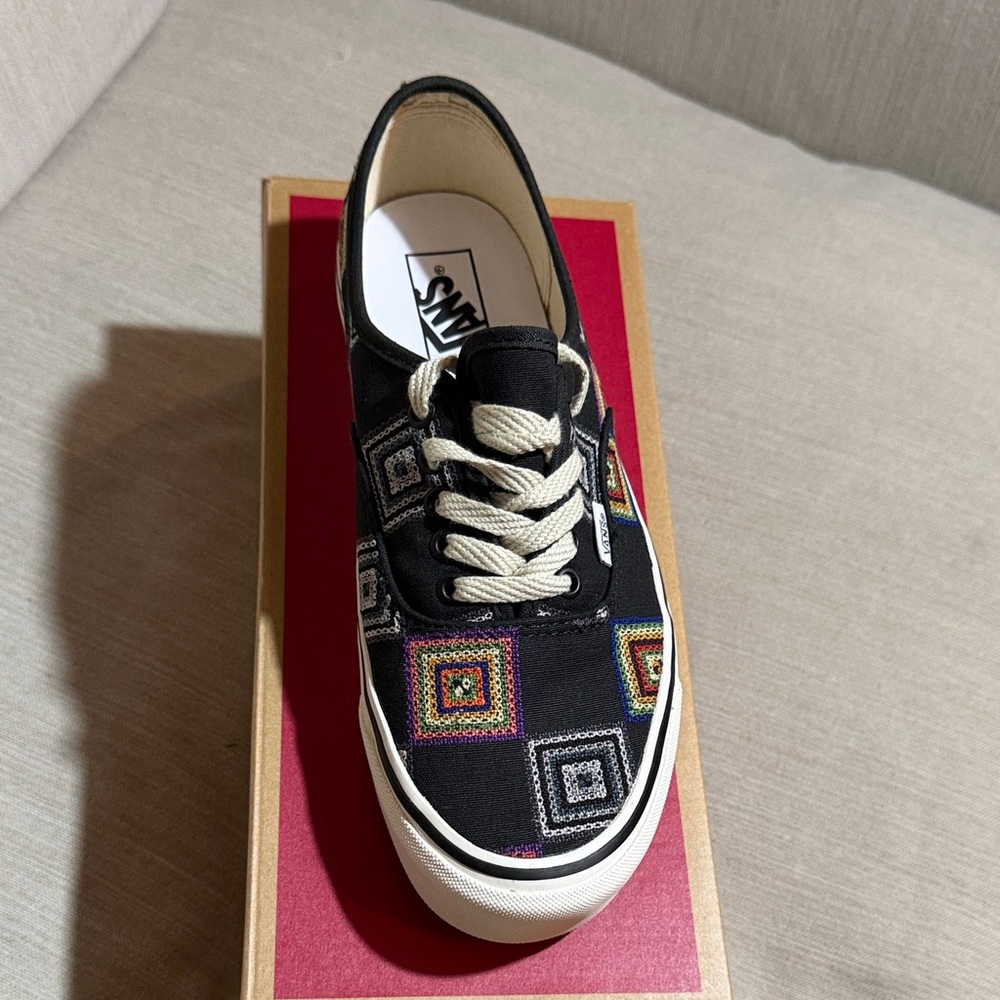 Vans Men's Black Sneakers with Multicolor Pattern - Picture 5 of 8